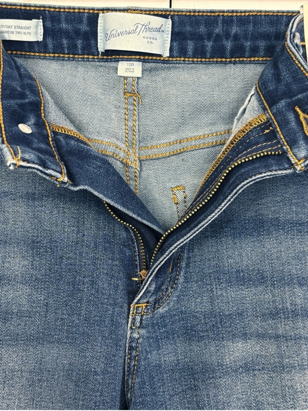 Universal Thread Women's Straight-Leg Medium Wash Blue Jeans - Picture 3 of 5